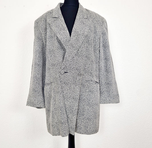 Einzigartiger und nachhaltiger Vintage Blazer in dunkelblau mit Blumen. Unique and sustainable vintage blazer in dark blue with flowers. Front. 