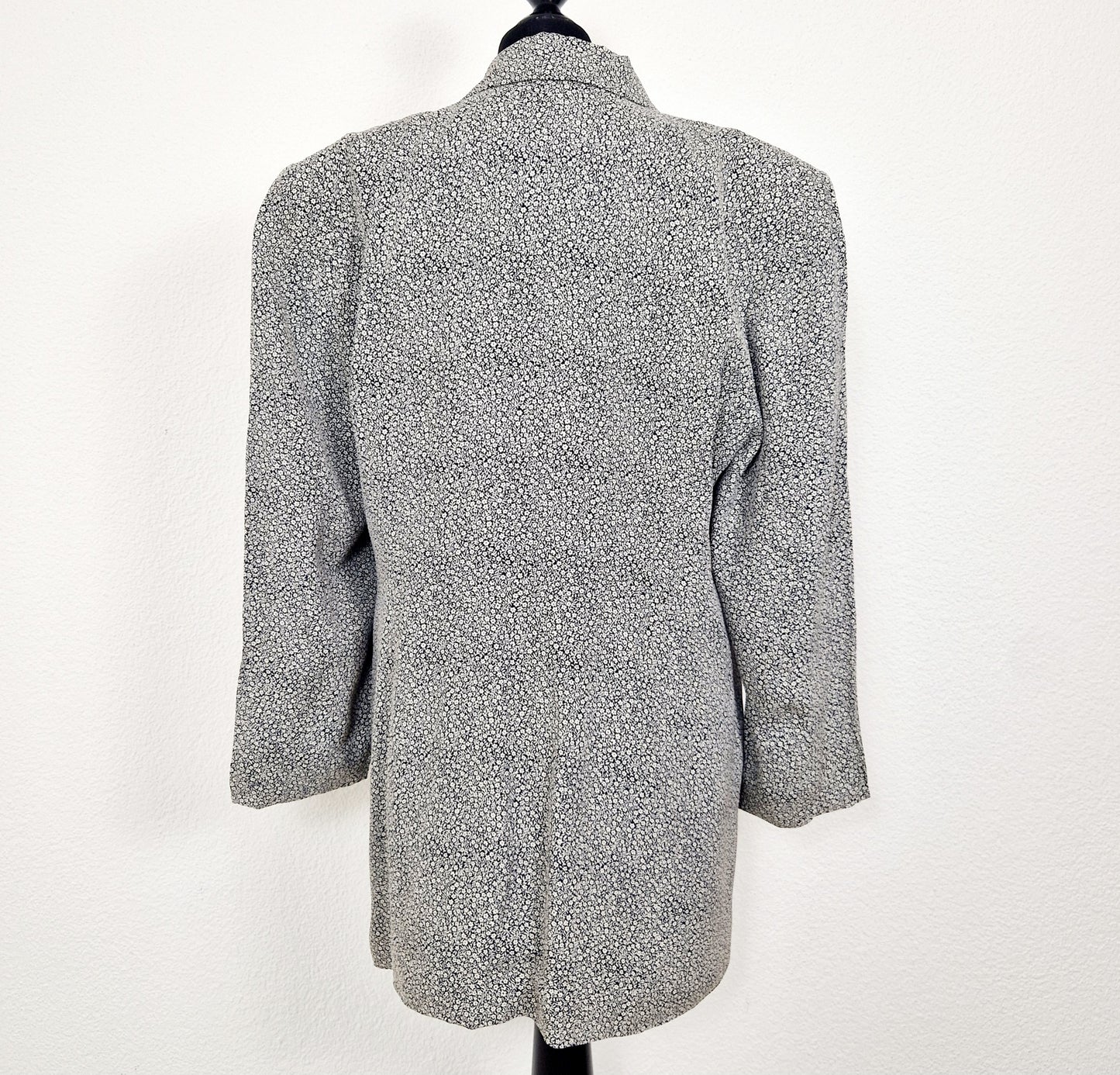 Einzigartiger und nachhaltiger Vintage Blazer in dunkelblau mit Blumen. Unique and sustainable vintage blazer in dark blue with flowers. Back.