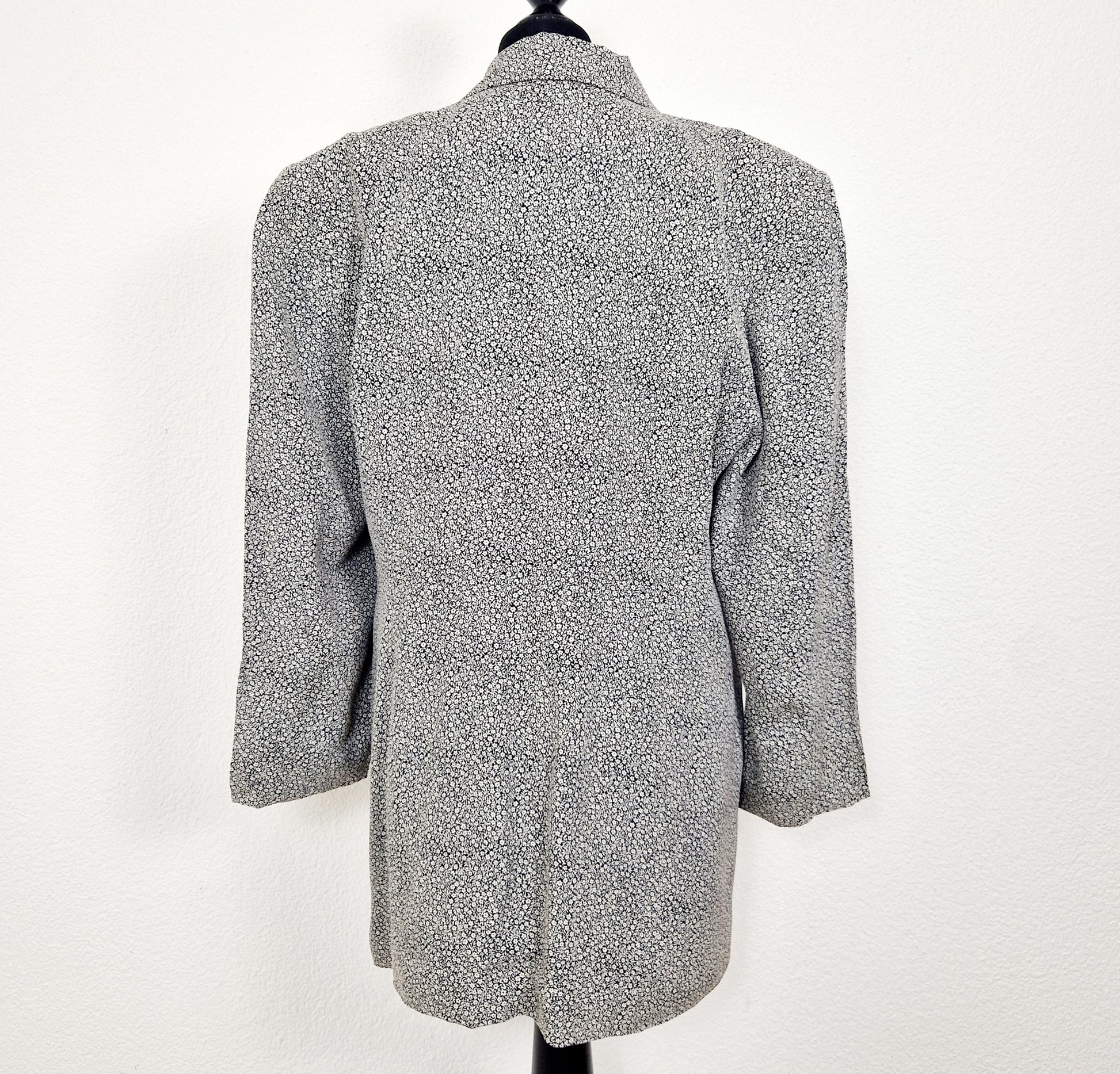 Einzigartiger und nachhaltiger Vintage Blazer in dunkelblau mit Blumen. Unique and sustainable vintage blazer in dark blue with flowers. Back.