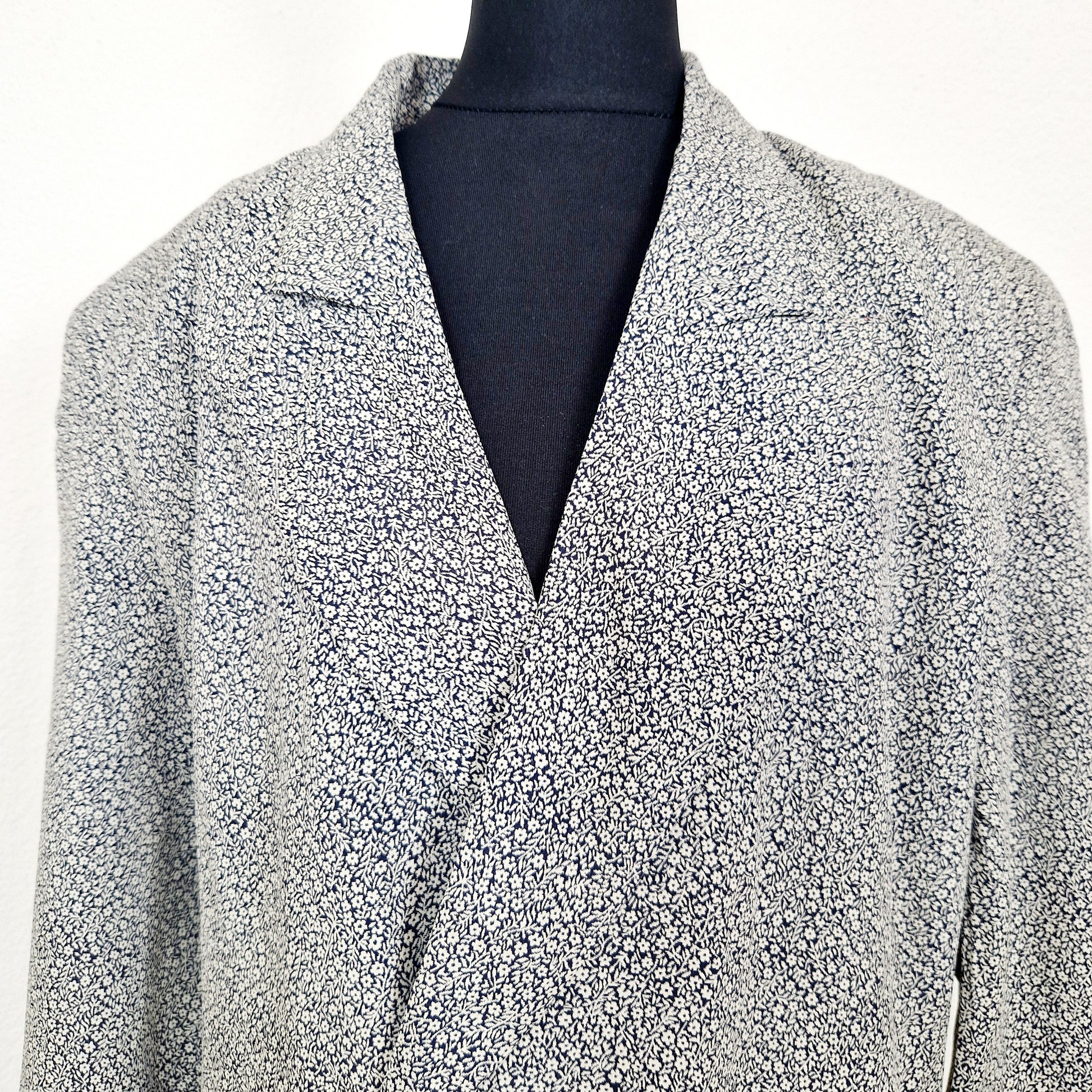 Einzigartiger und nachhaltiger Vintage Blazer in dunkelblau mit Blumen. Unique and sustainable vintage blazer in dark blue with flowers. Close-up 2.