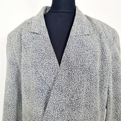 Einzigartiger und nachhaltiger Vintage Blazer in dunkelblau mit Blumen. Unique and sustainable vintage blazer in dark blue with flowers. Close-up 2.