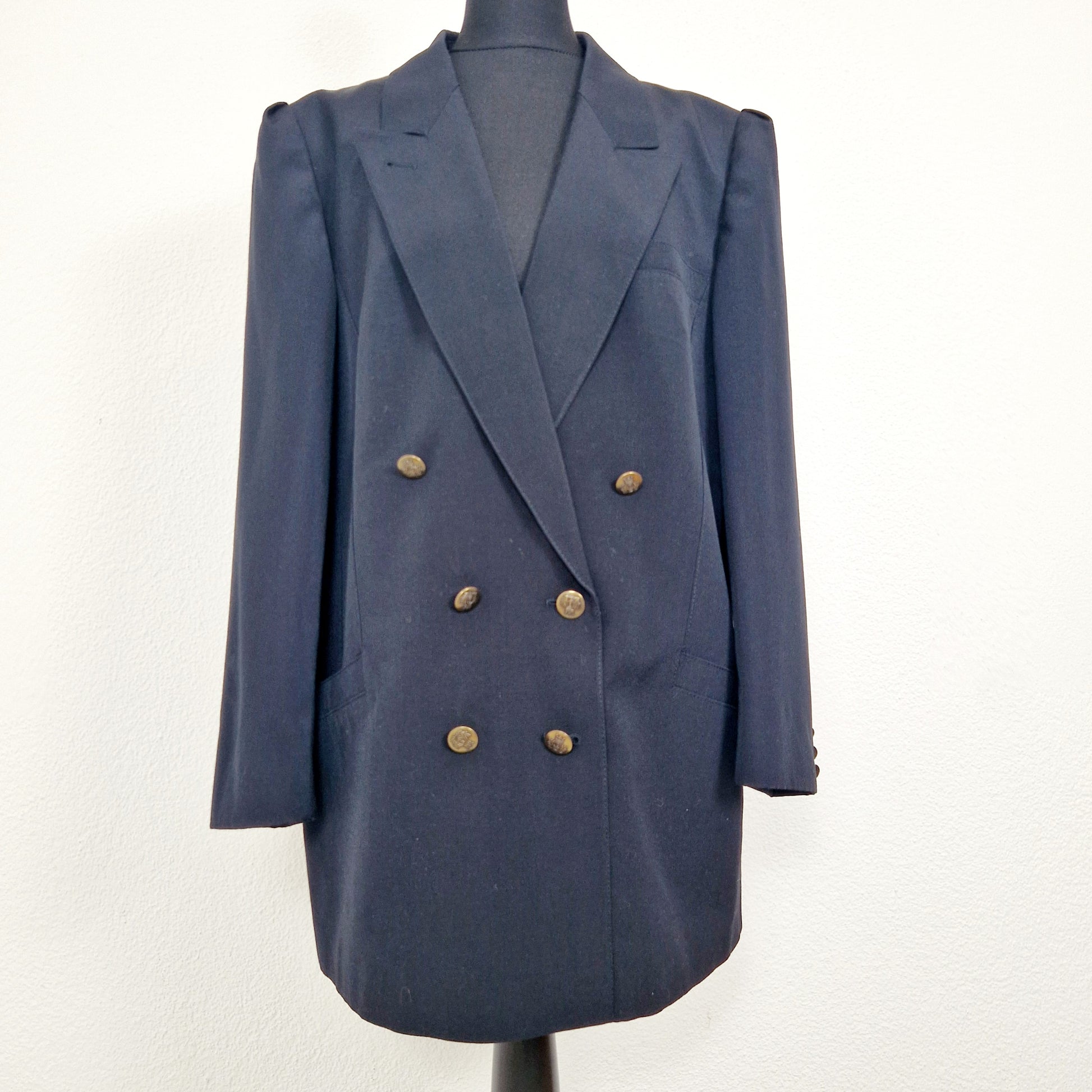 Einzigartiger und nachhaltiger Vintage Blazer in schwarz, Doppelreiher. Unique and sustainable vintage blazer in black, double-breasted. Front.