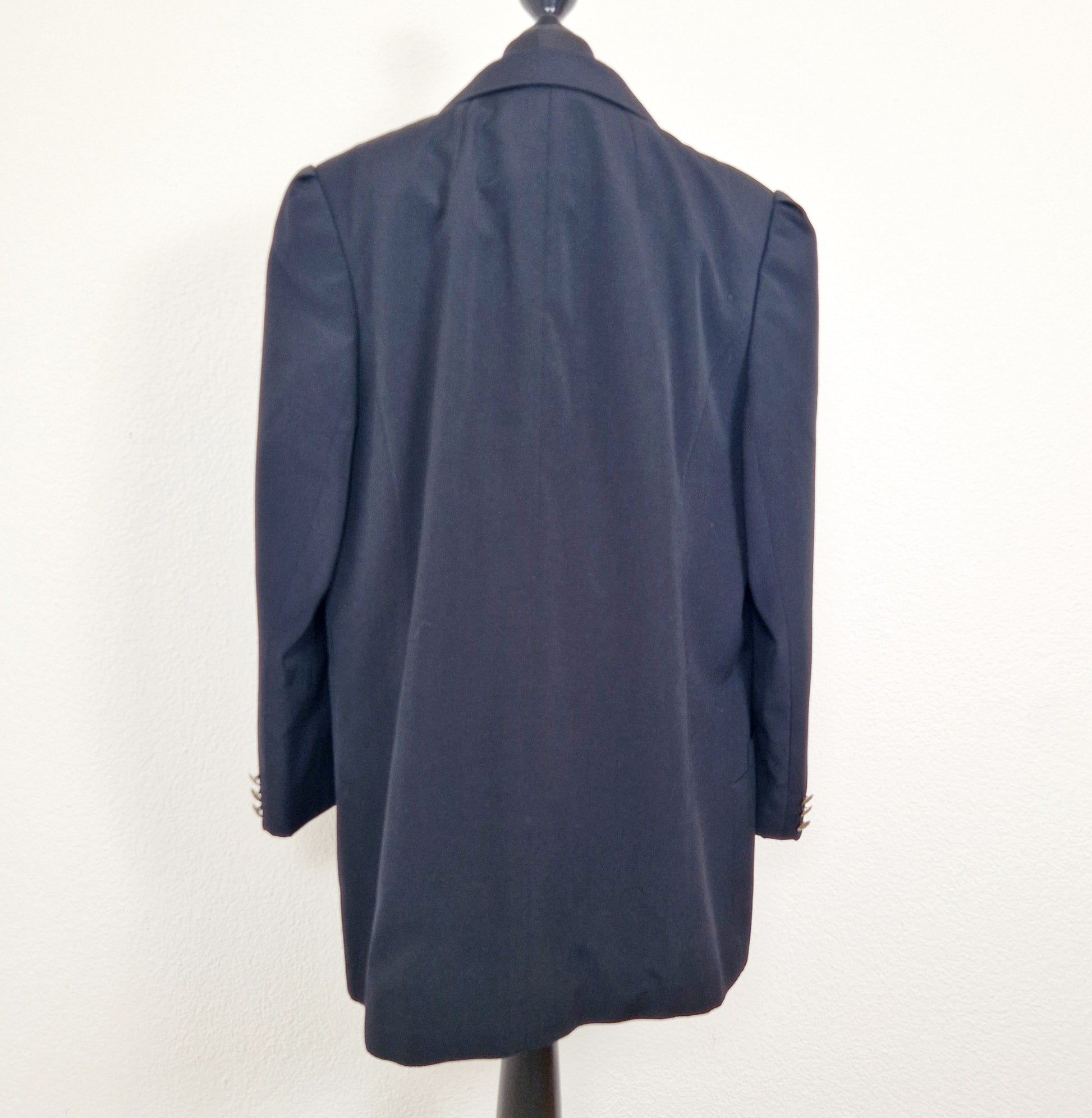 Einzigartiger und nachhaltiger Vintage Blazer in schwarz, Doppelreiher. Unique and sustainable vintage blazer in black, double-breasted. Back.