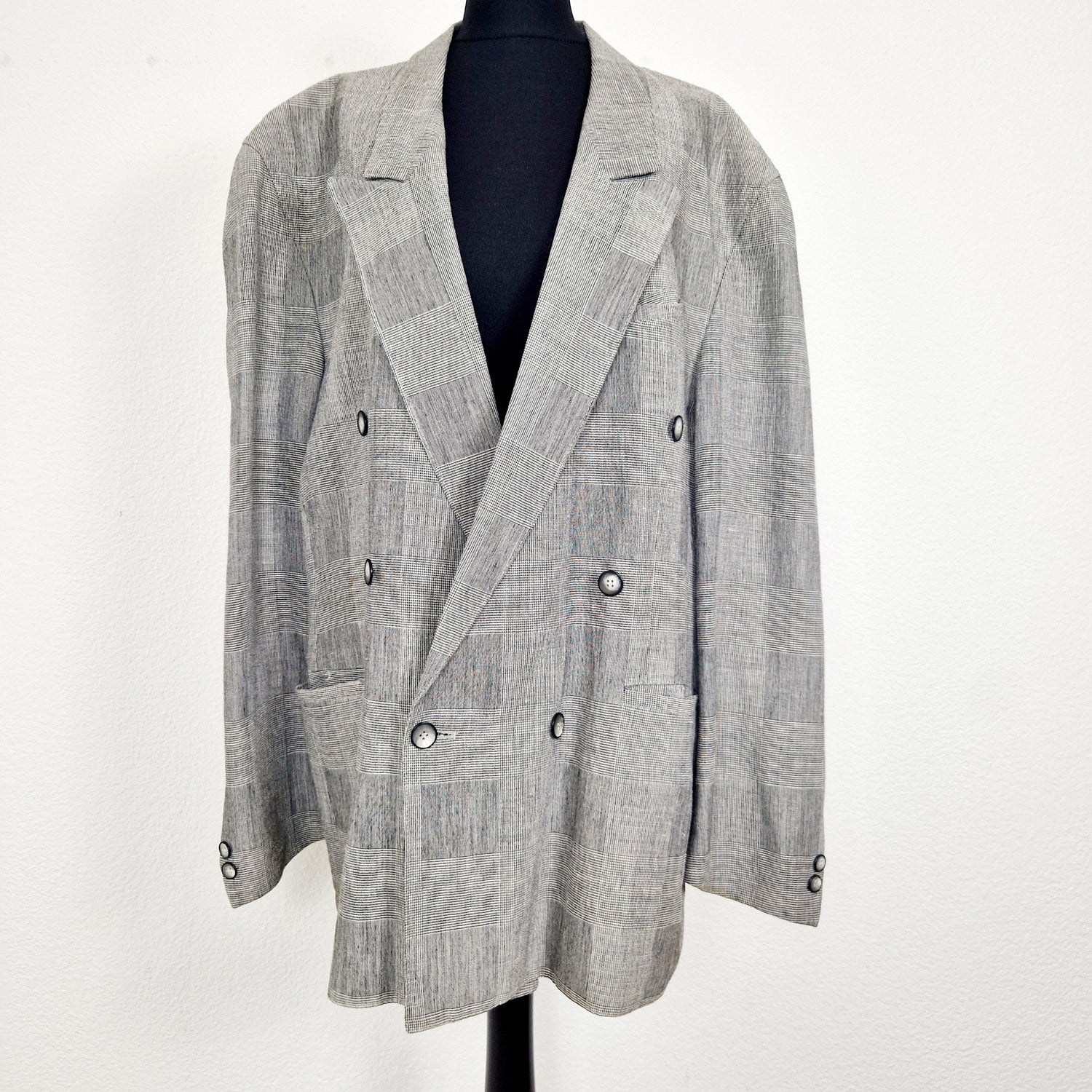 Einzigartiger und nachhaltiger Vintage Blazer in grau-weiss, kariert. Unique and sustainable vintage blazer in grey-white, checked. Front.