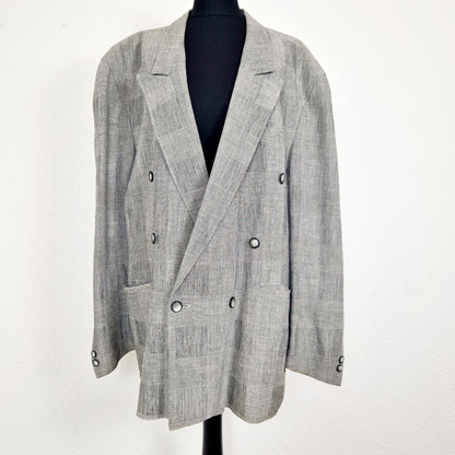 Einzigartiger und nachhaltiger Vintage Blazer in grau-weiss, kariert. Unique and sustainable vintage blazer in grey-white, checked. Front.