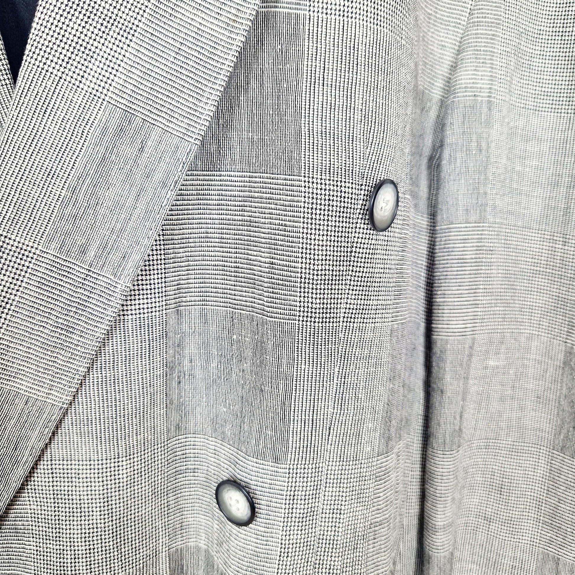 Einzigartiger und nachhaltiger Vintage Blazer in grau-weiss, kariert. Unique and sustainable vintage blazer in grey-white, checked. Close-up.