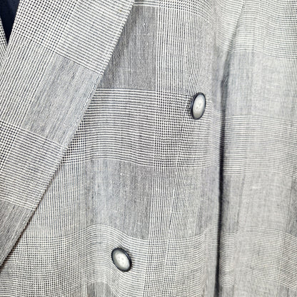 Einzigartiger und nachhaltiger Vintage Blazer in grau-weiss, kariert. Unique and sustainable vintage blazer in grey-white, checked. Close-up.