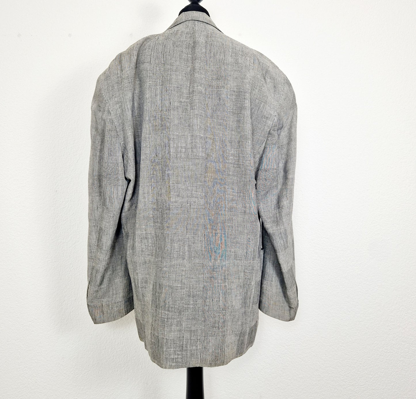 Einzigartiger und nachhaltiger Vintage Blazer in grau-weiss, kariert. Unique and sustainable vintage blazer in grey-white, checked. Back.