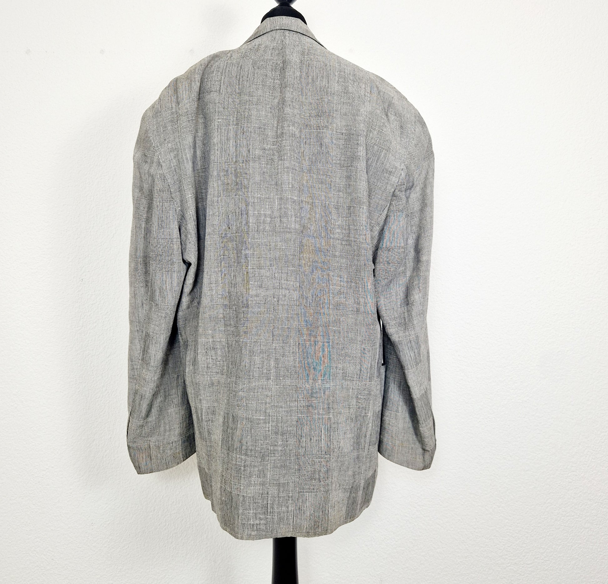 Einzigartiger und nachhaltiger Vintage Blazer in grau-weiss, kariert. Unique and sustainable vintage blazer in grey-white, checked. Back.