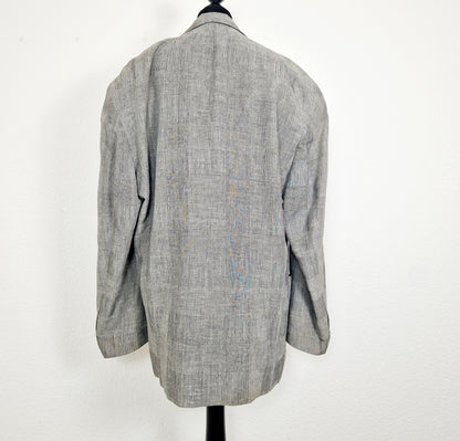 Einzigartiger und nachhaltiger Vintage Blazer in grau-weiss, kariert. Unique and sustainable vintage blazer in grey-white, checked. Back.