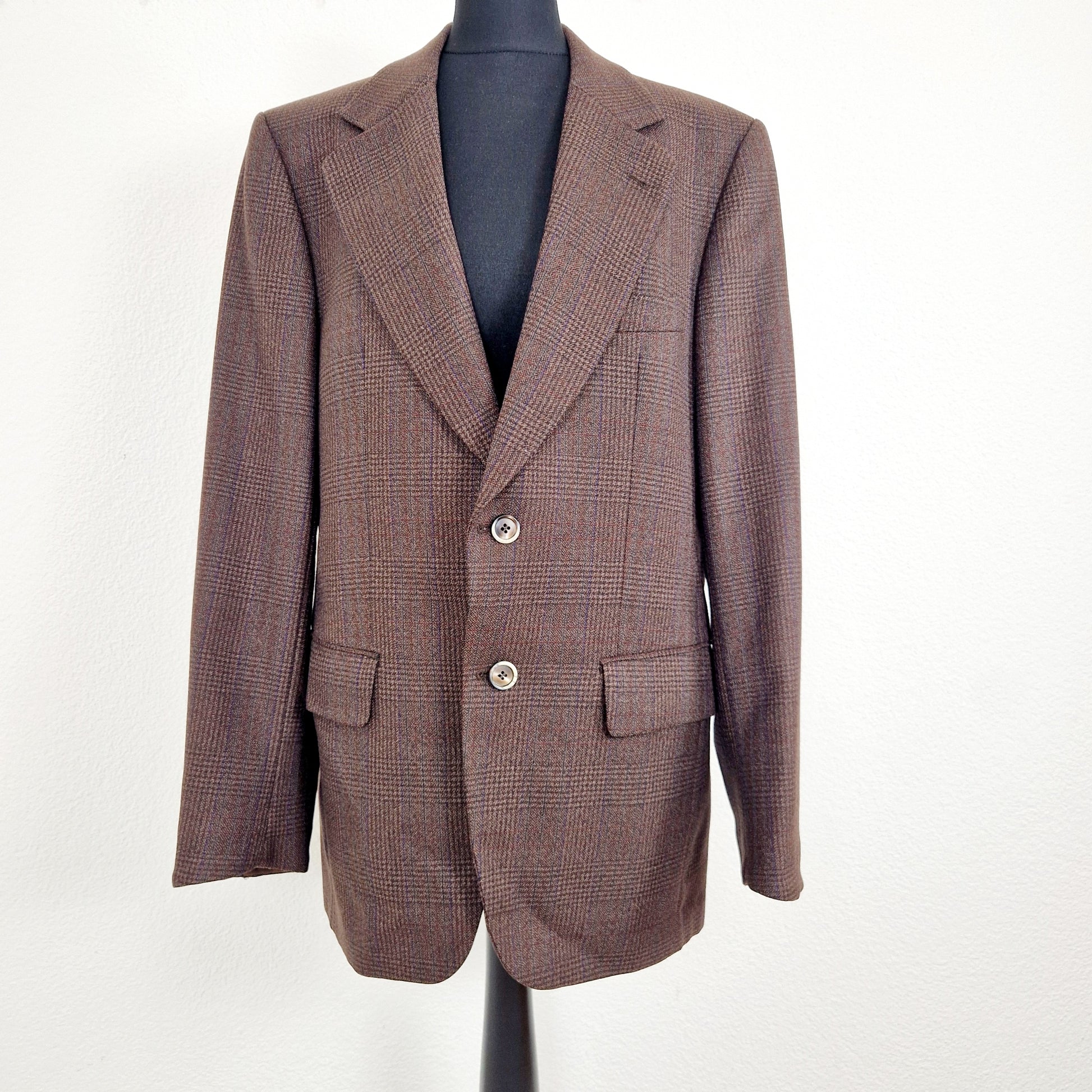 Einzigartiger und nachhaltiger Vintage Blazer in braun, kariert. Unique and sustainable vintage blazer in brown, checked. Front.