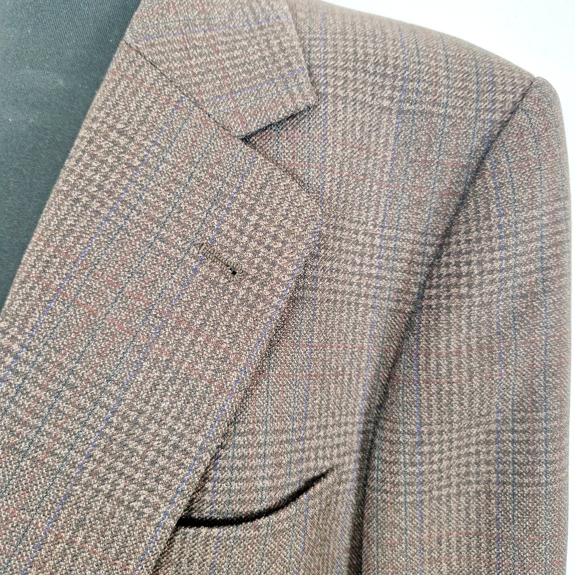 Einzigartiger und nachhaltiger Vintage Blazer in braun, kariert. Unique and sustainable vintage blazer in brown, checked. Close-up.