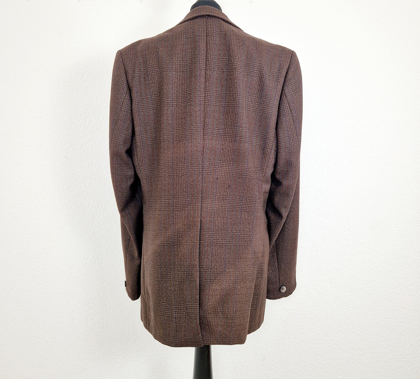 Einzigartiger und nachhaltiger Vintage Blazer in braun, kariert. Unique and sustainable vintage blazer in brown, checked. Back.