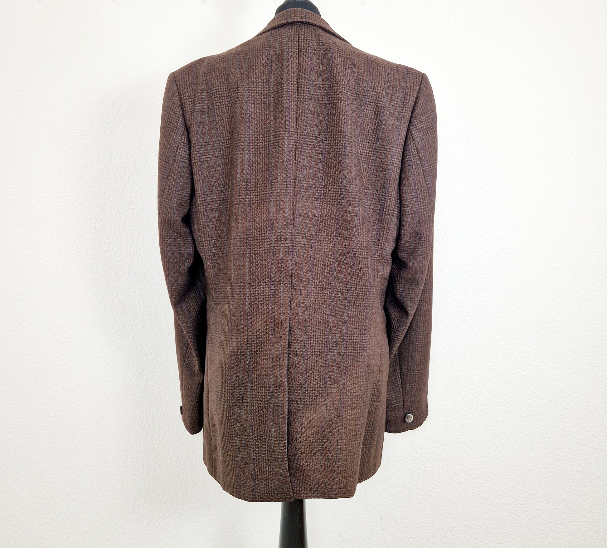 Einzigartiger und nachhaltiger Vintage Blazer in braun, kariert. Unique and sustainable vintage blazer in brown, checked. Back.