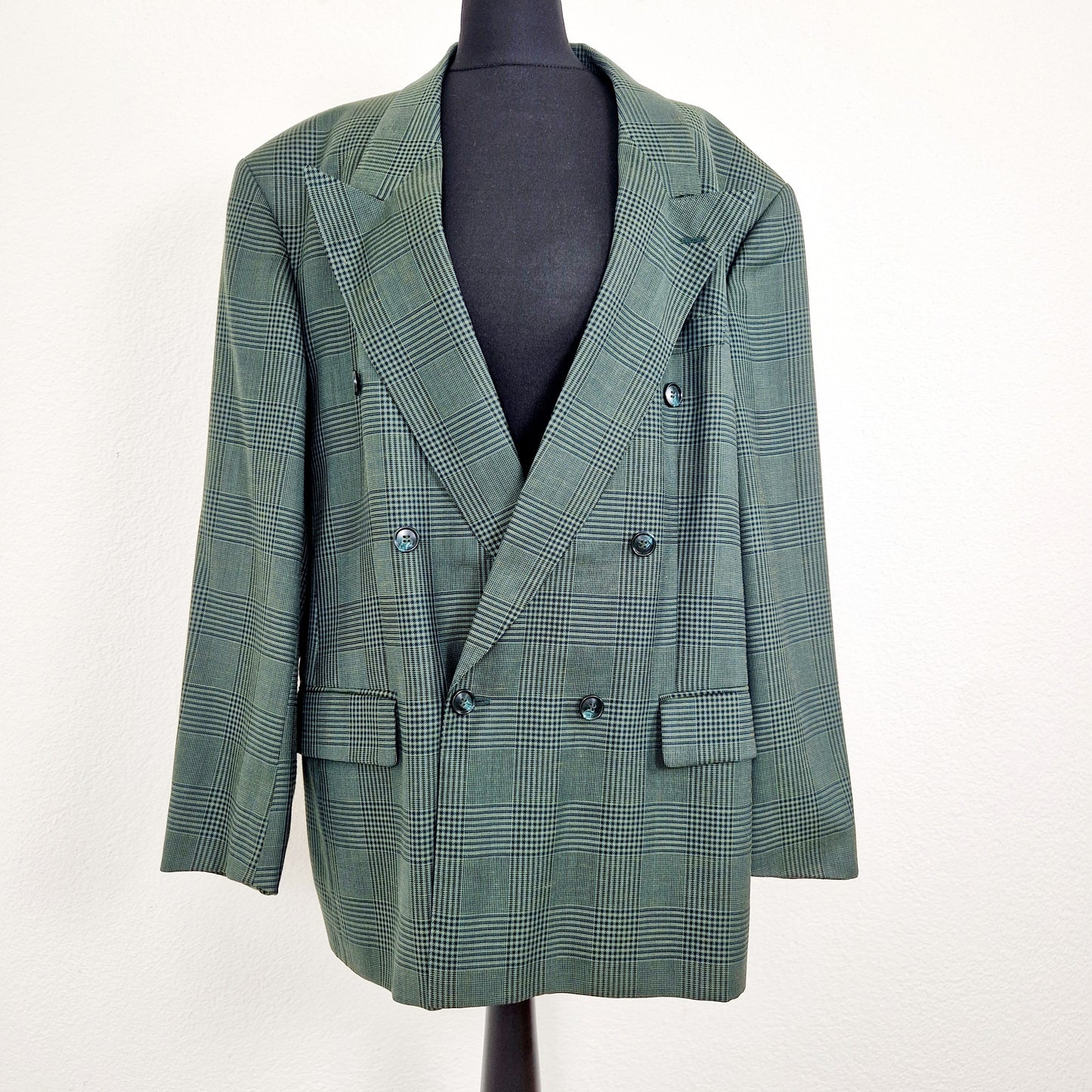 Einzigartiger und nachhaltiger Vintage Blazer in grün, kariert. Unique and sustainable vintage blazer in green, checked. Front.