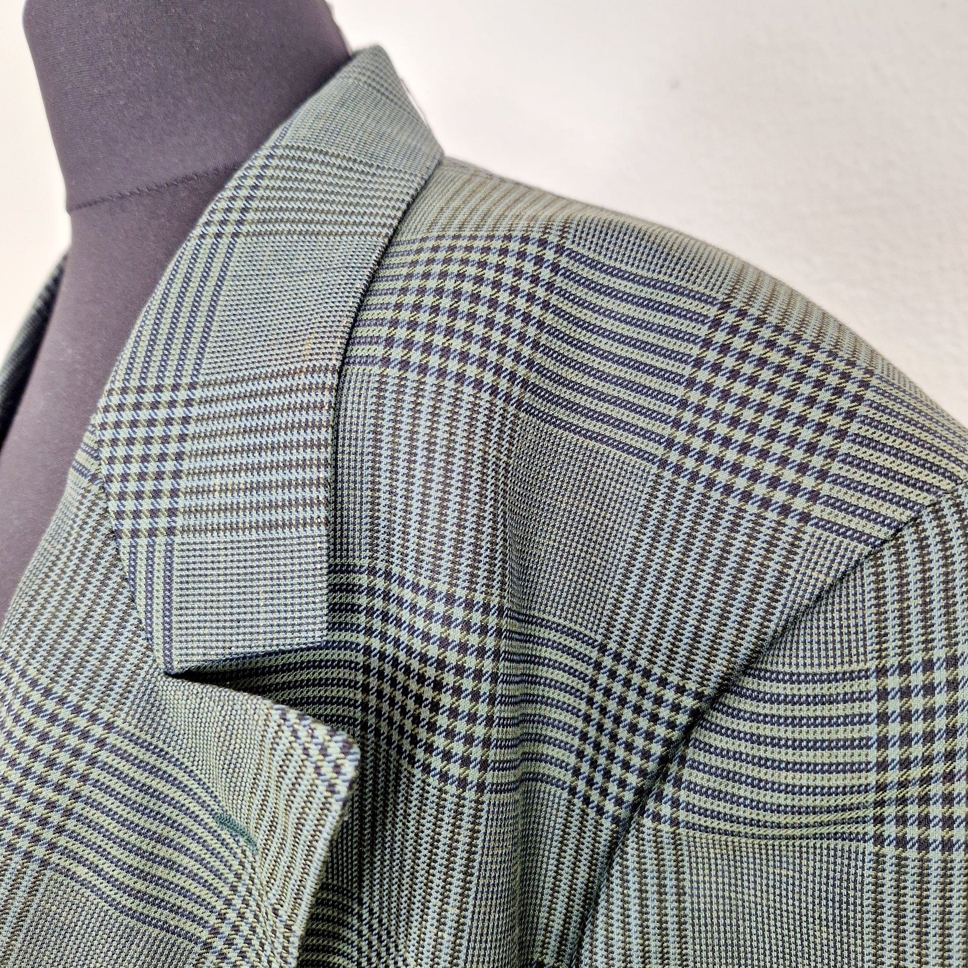 Einzigartiger und nachhaltiger Vintage Blazer in grün, kariert. Unique and sustainable vintage blazer in green, checked. Close-up.