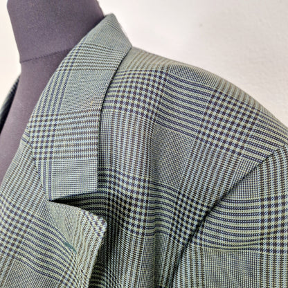 Einzigartiger und nachhaltiger Vintage Blazer in grün, kariert. Unique and sustainable vintage blazer in green, checked. Close-up.