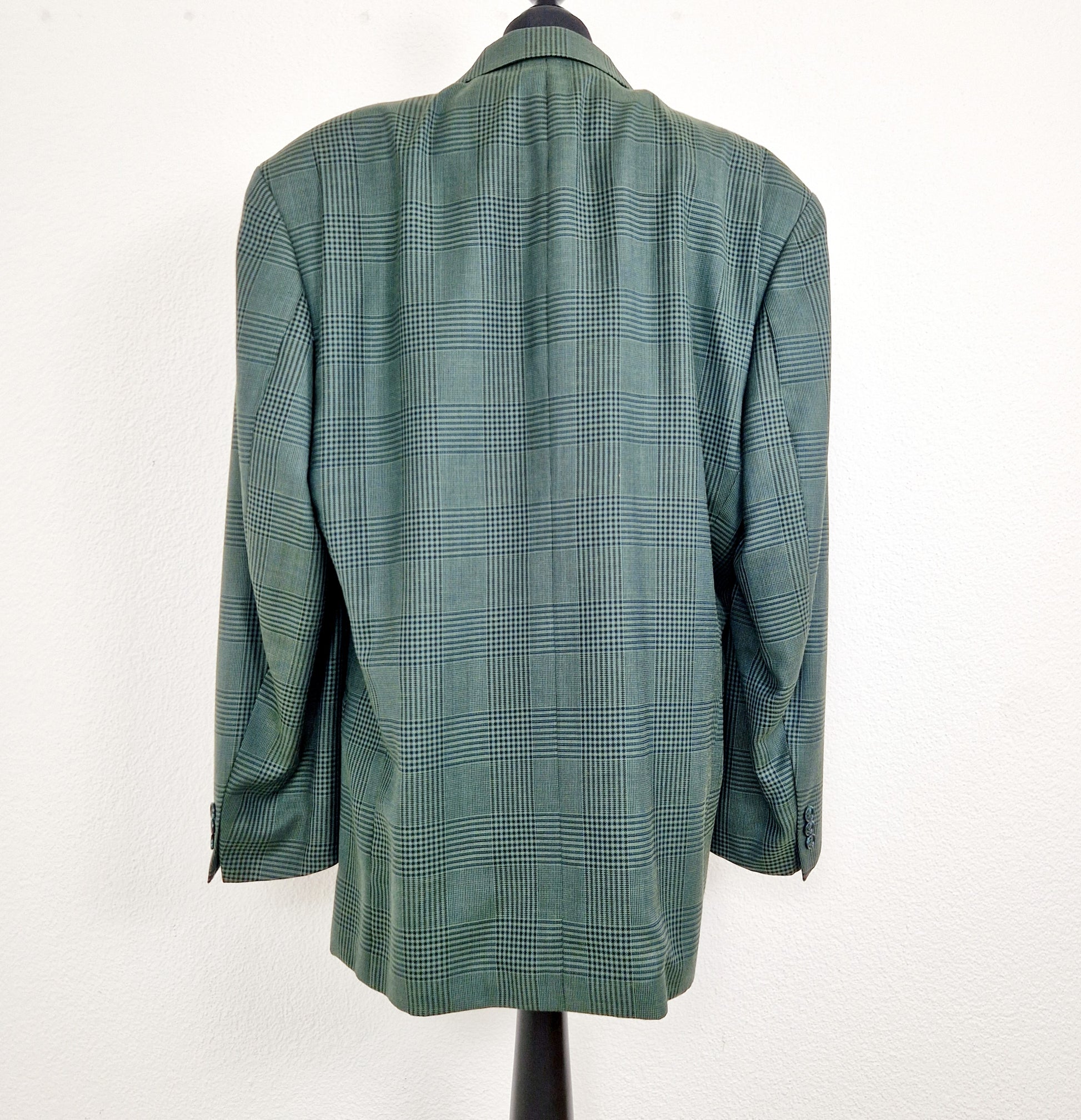 Einzigartiger und nachhaltiger Vintage Blazer in grün, kariert. Unique and sustainable vintage blazer in green, checked. Back.