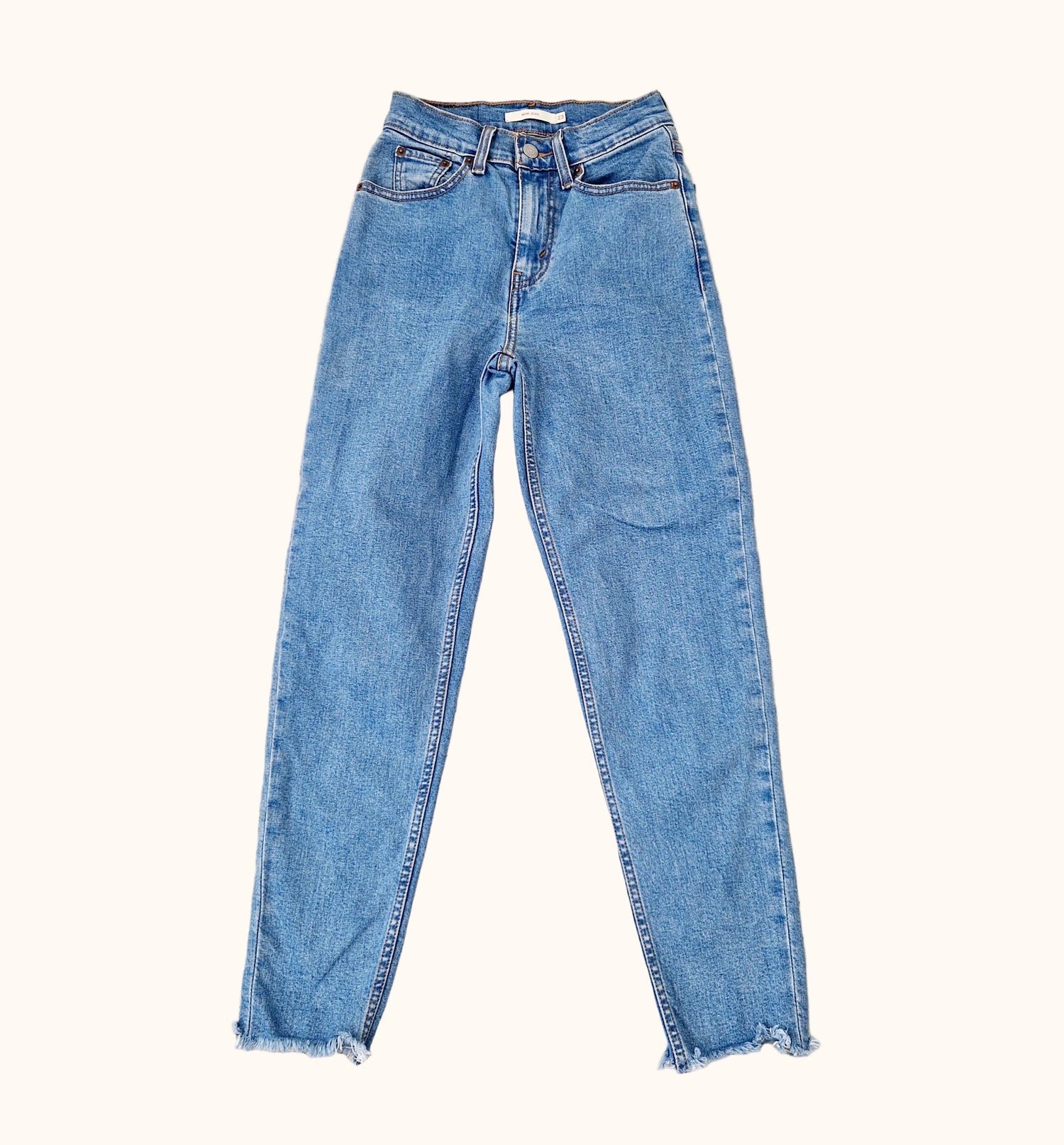 Einzigartige und nachhaltige Vintage Jeans, mittelblau, Mom Jeans. Front.
