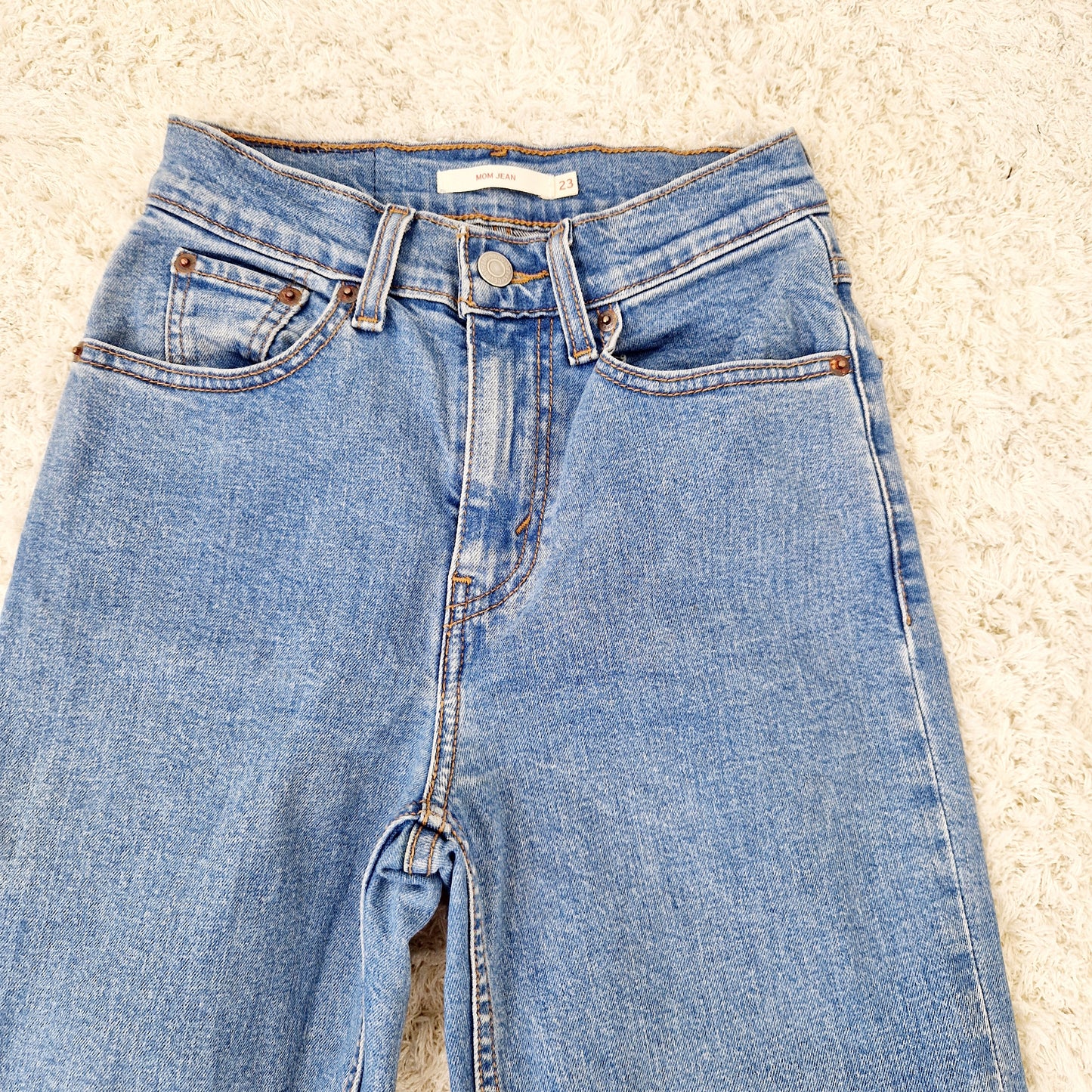 Einzigartige und nachhaltige Vintage Jeans, mittelblau, Mom Jean. Close-up 1.