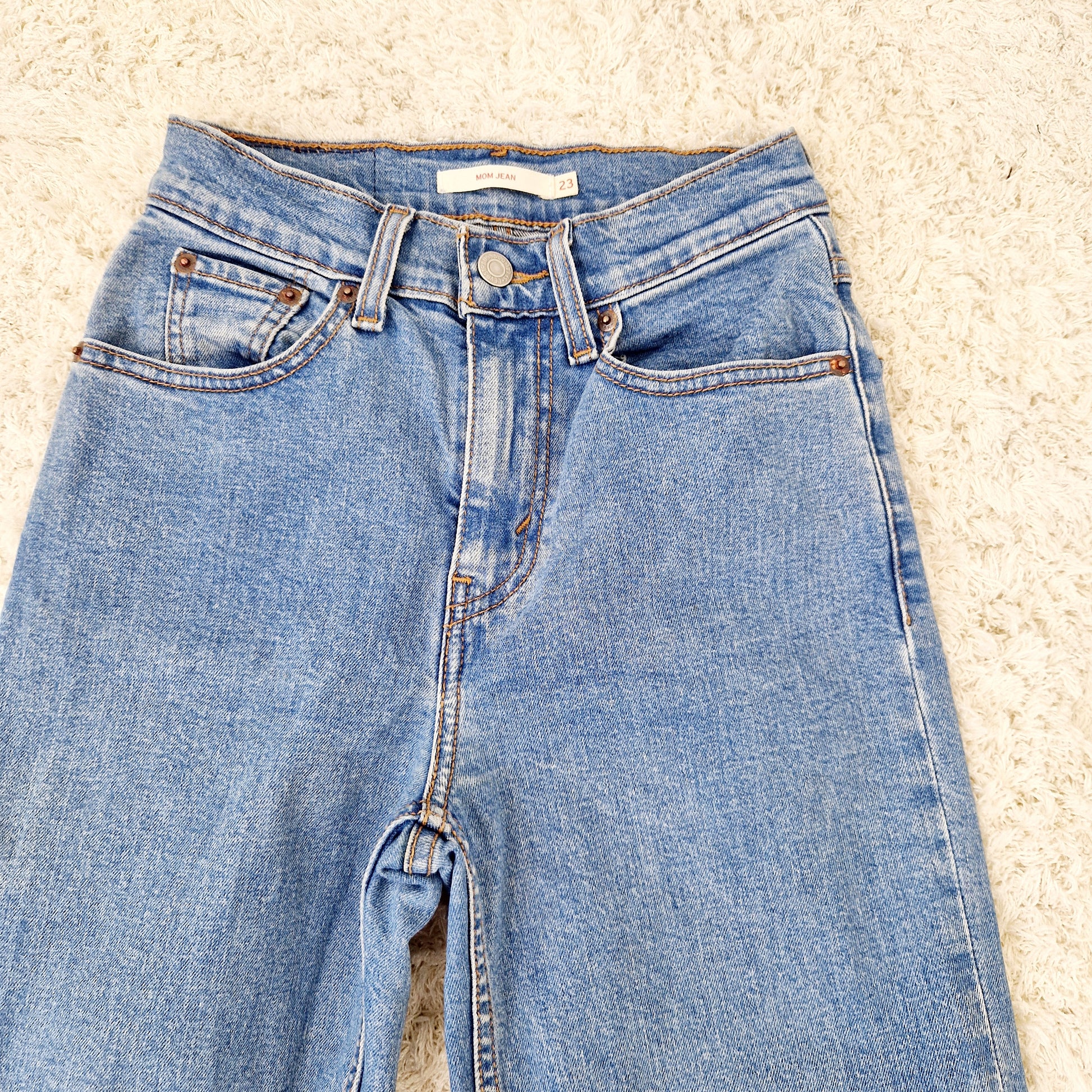 Einzigartige und nachhaltige Vintage Jeans, mittelblau, Mom Jean. Close-up 1.