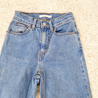 Einzigartige und nachhaltige Vintage Jeans, mittelblau, Mom Jean. Close-up 1.