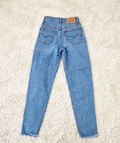 Einzigartige und nachhaltige Vintage Jeans, mittelblau, Mom Jean. Back.