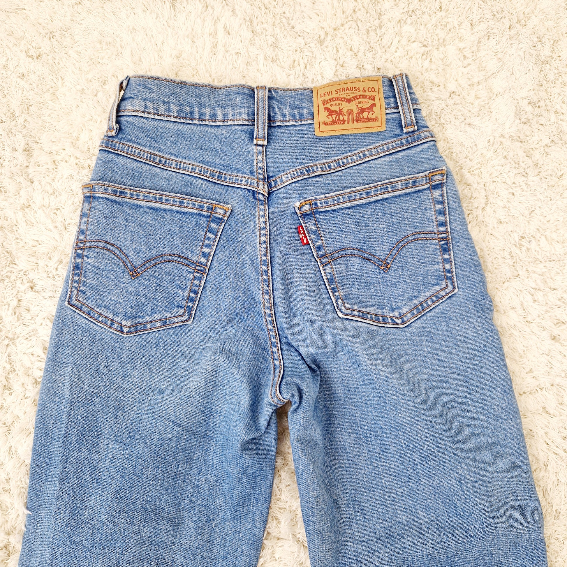 Einzigartige und nachhaltige Vintage Jeans, mittelblau, Mom Jean. Close-up 2.