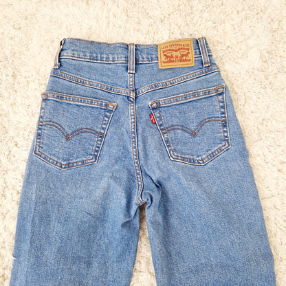 Einzigartige und nachhaltige Vintage Jeans, mittelblau, Mom Jean. Close-up 2.