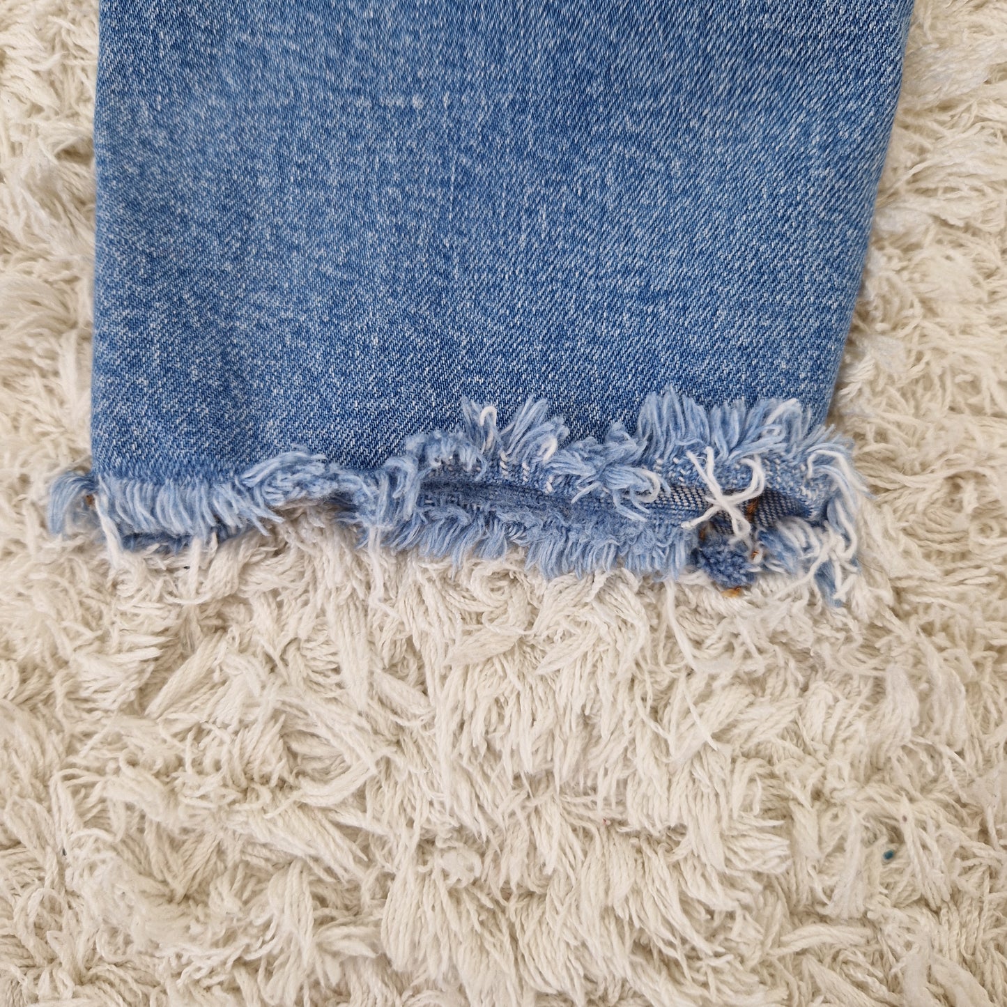 Einzigartige und nachhaltige Vintage Jeans, mittelblau, Mom Jean. Close- up 3.