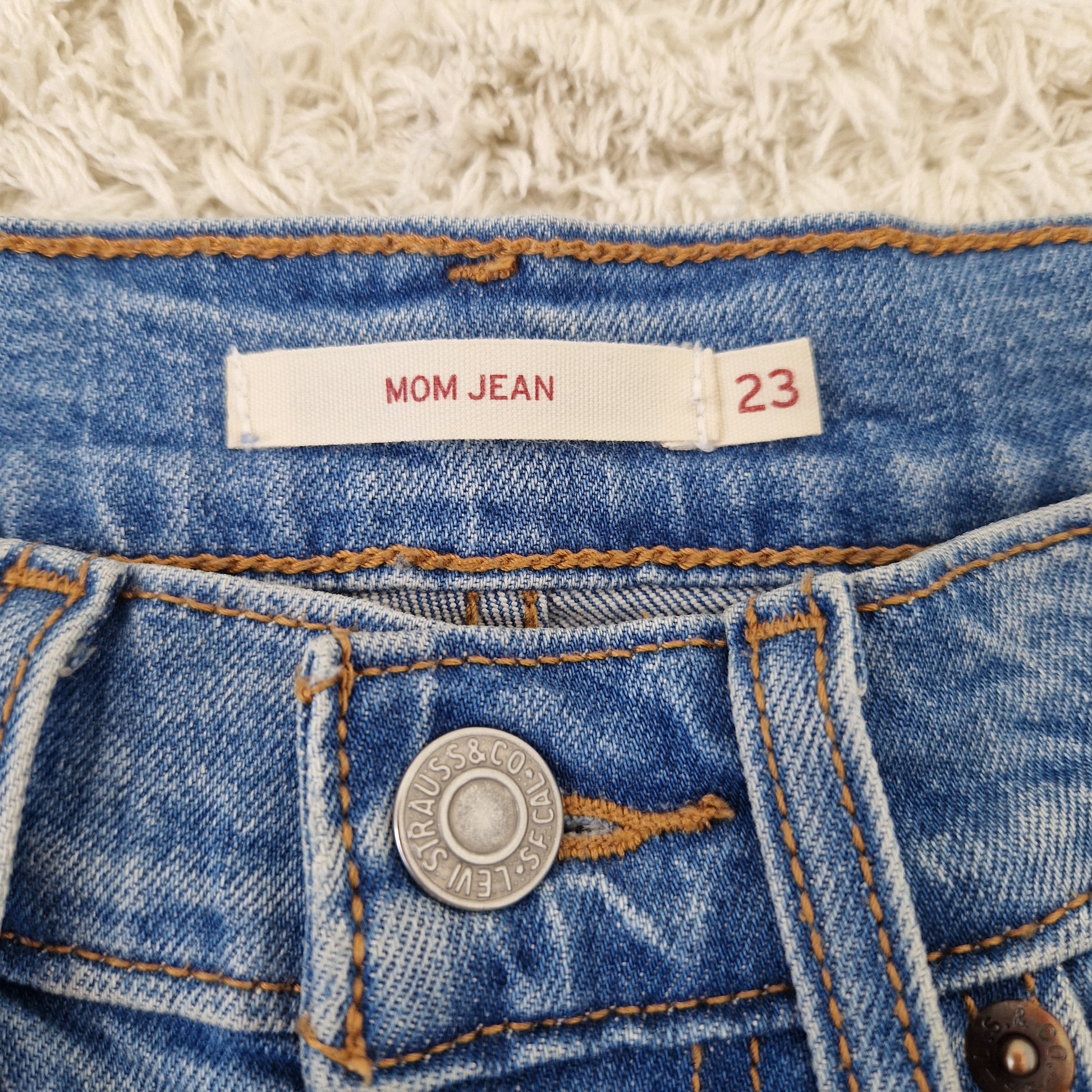 Einzigartige und nachhaltige Vintage Jeans, mittelblau, Mom Jean. Close-up 4.