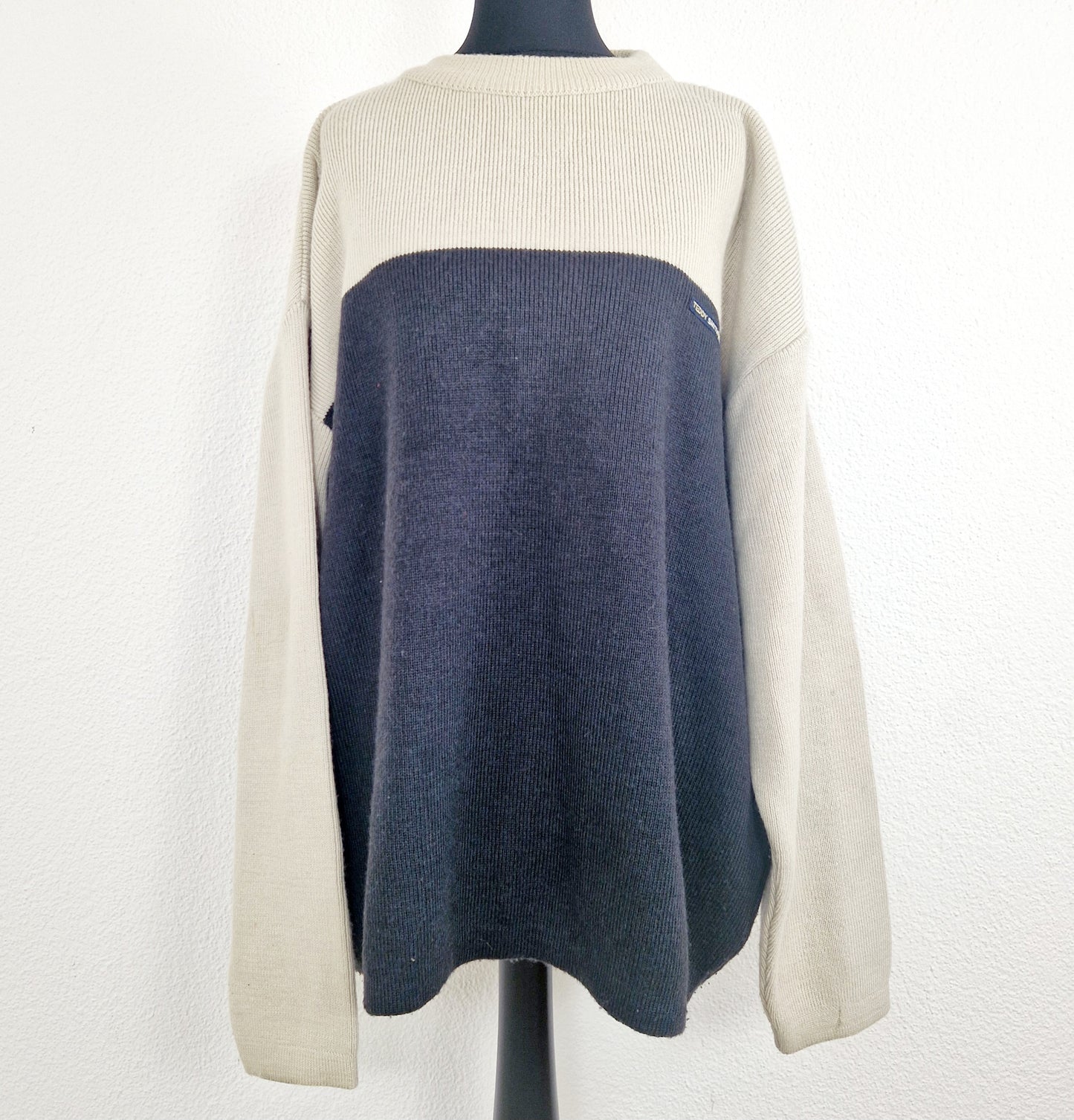 Einzigartiger und nachhaltiger Vintage Pullover, zweifarbig. Unique and sustainable vintage pullover, two-toned. Front.