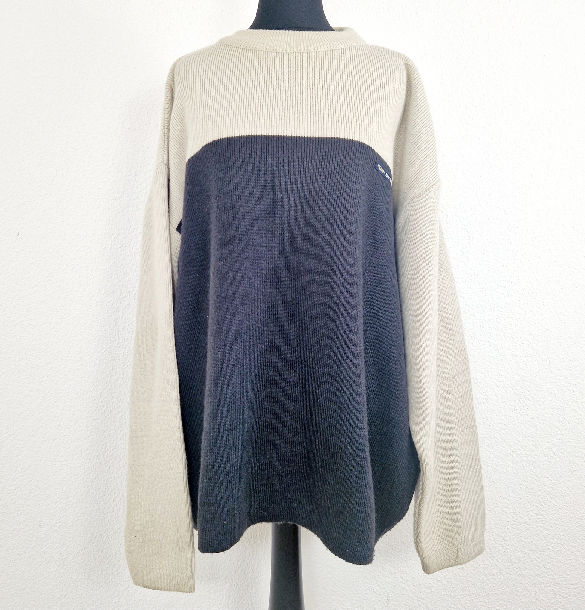 Einzigartiger und nachhaltiger Vintage Pullover, zweifarbig. Unique and sustainable vintage pullover, two-toned. Front.