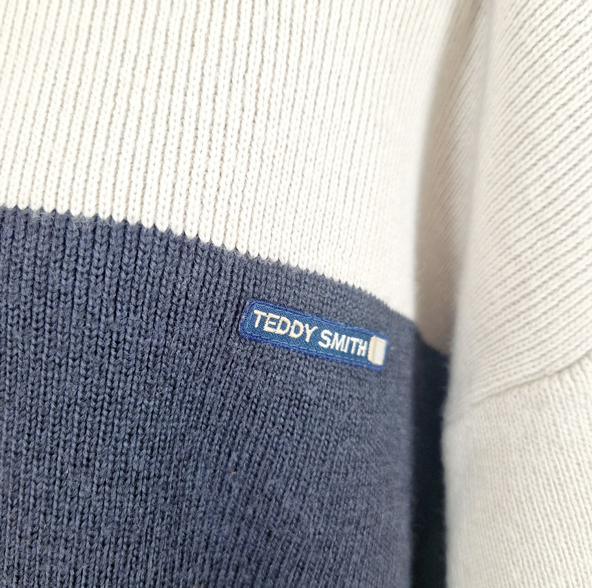 Einzigartiger und nachhaltiger Vintage Pullover, zweifarbig. Unique and sustainable vintage pullover, two-toned. Close-up.