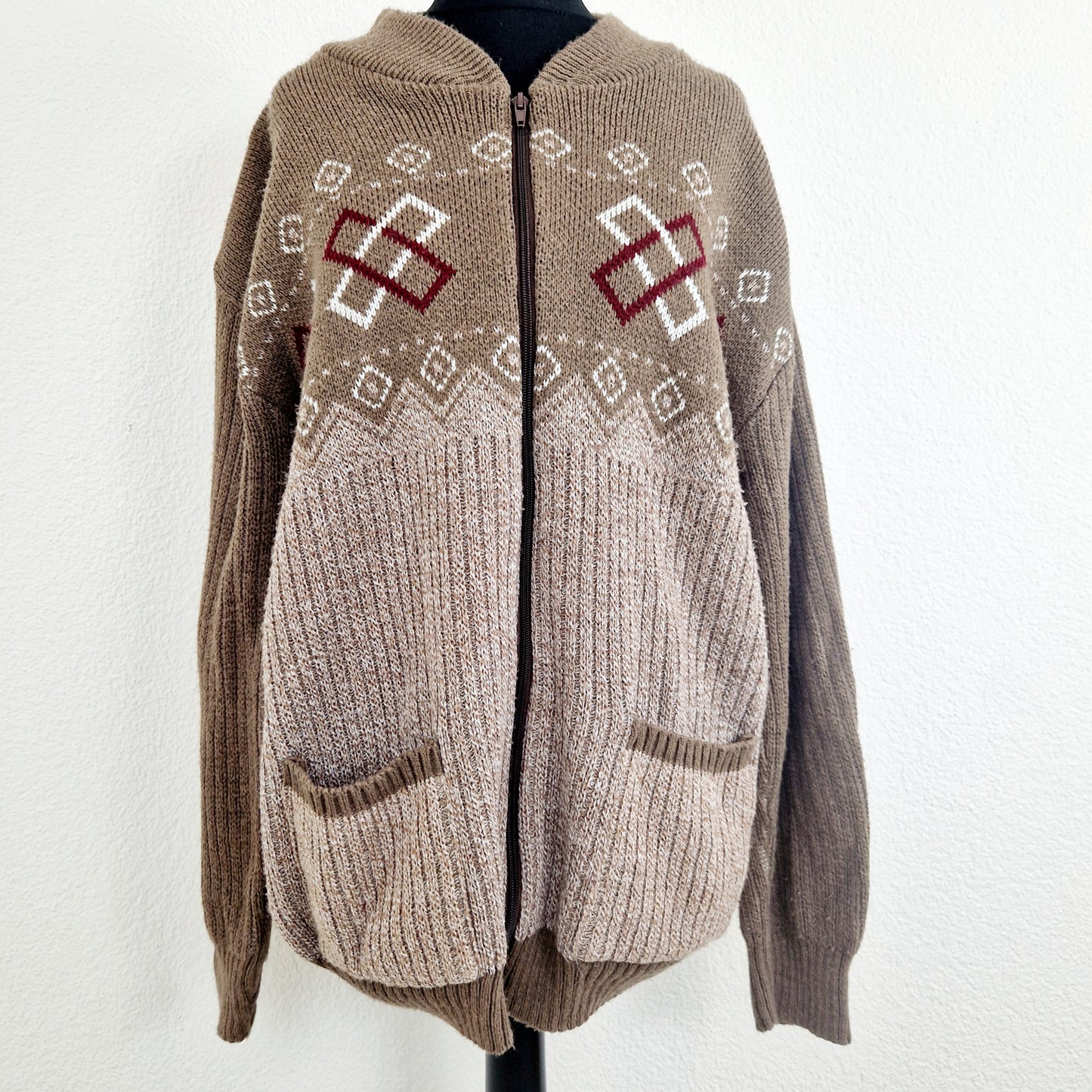 Einzigartiger und nachhaltiger Vintage Cardigan in braun. Unique and sustainable vintage cardigan in brown. Front.