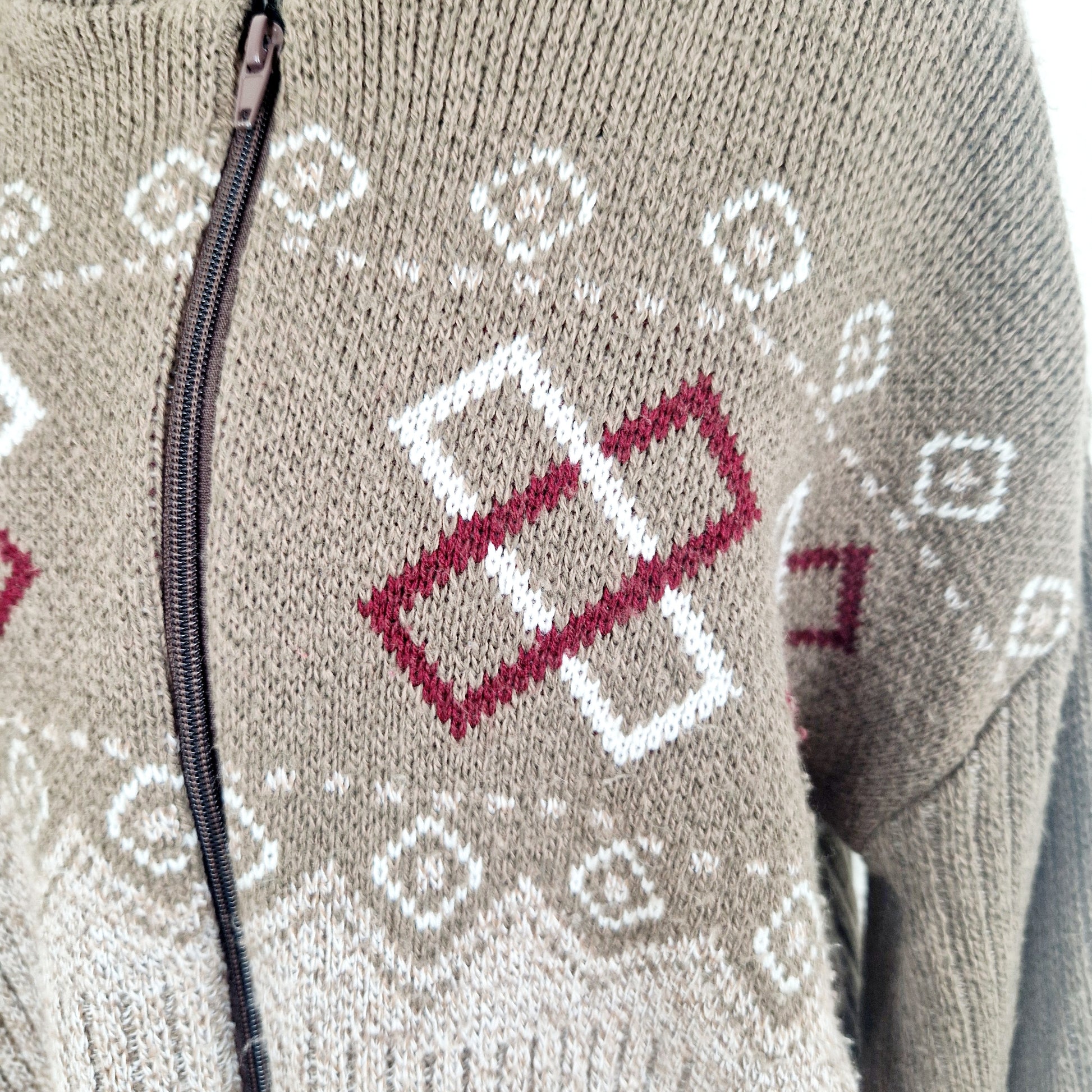 Einzigartiger und nachhaltiger Vintage Cardigan in braun. Unique and sustainable vintage cardigan in brown. Close-up.