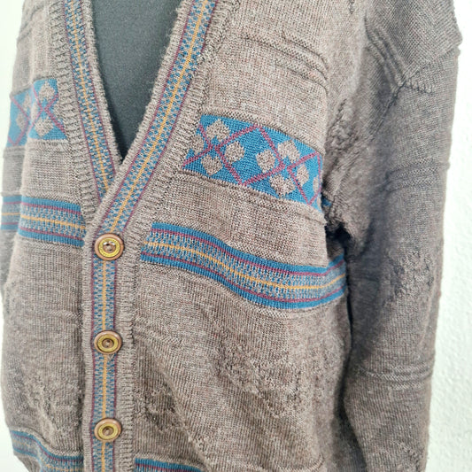 Einzigartiger und nachhaltiger Vintage Cardigan in braun mit geometrischem Muster. Unique and sustainable vintage cardigan in brown with geometric pattern. Close-up.