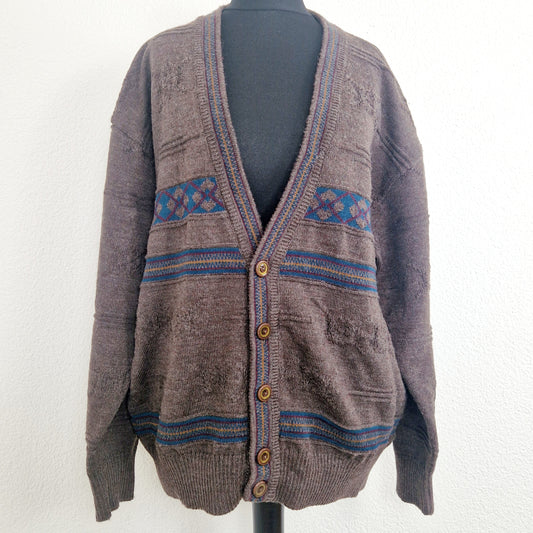 Einzigartiger und nachhaltiger Vintage Cardigan in braun mit geometrischem Muster. Unique and sustainable vintage cardigan in brown with geometric pattern. Front.