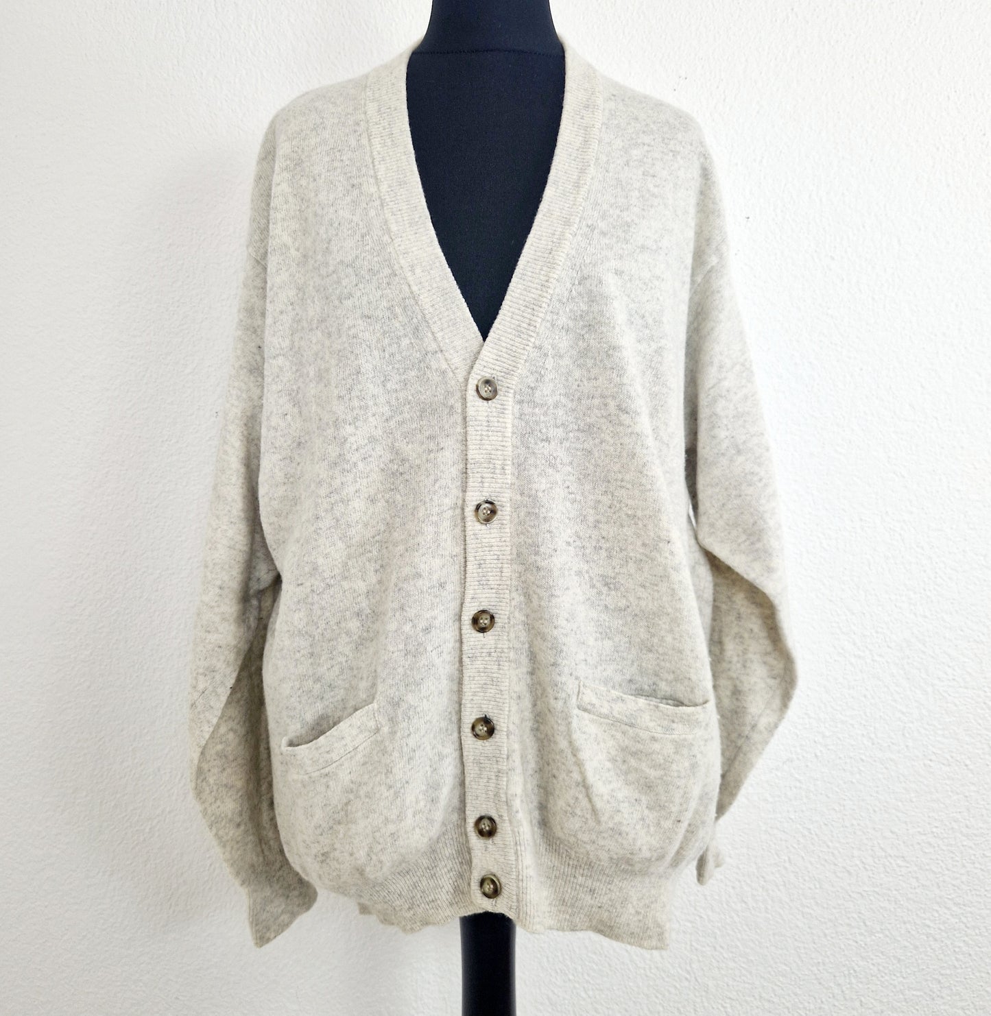 Einzigartiger und nachhaltiger Vintage Cardigan in eierschale. Unique and sustainable vintage cardigan in off-white. Front.