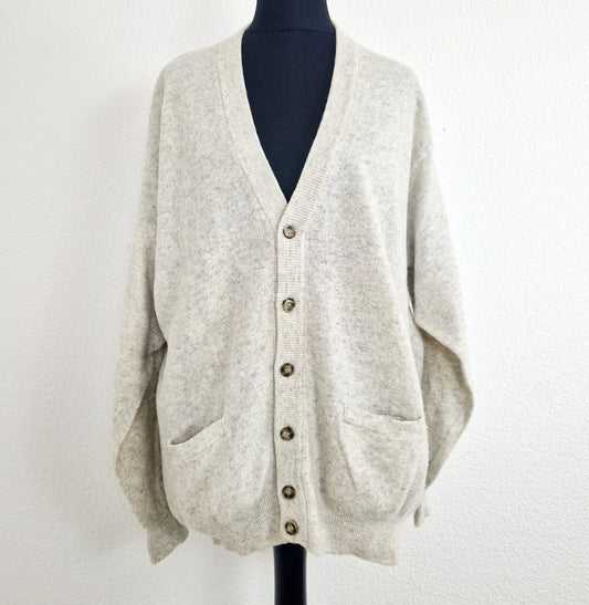 Einzigartiger und nachhaltiger Vintage Cardigan in eierschale. Unique and sustainable vintage cardigan in off-white. Front.