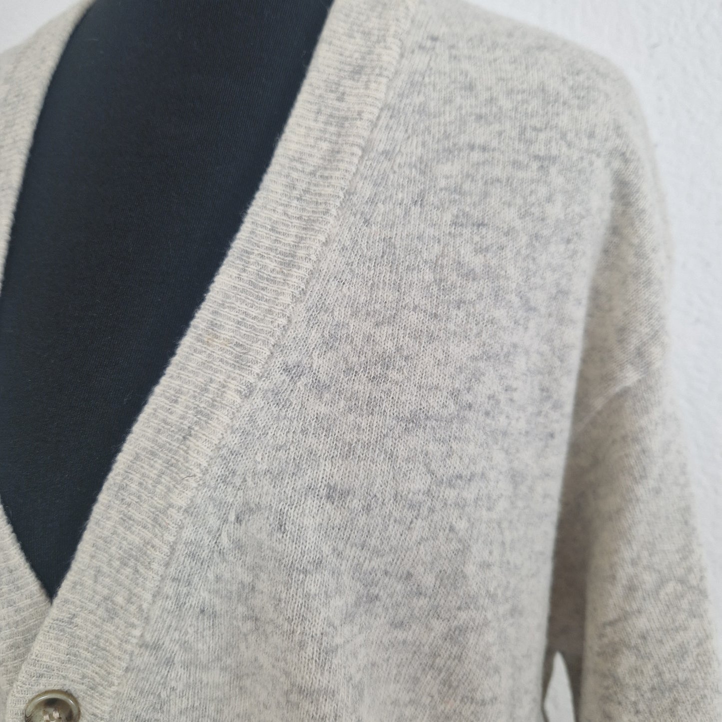 Einzigartiger und nachhaltiger Vintage Cardigan in eierschale. Unique and sustainable vintage cardigan in off-white. Close-up.