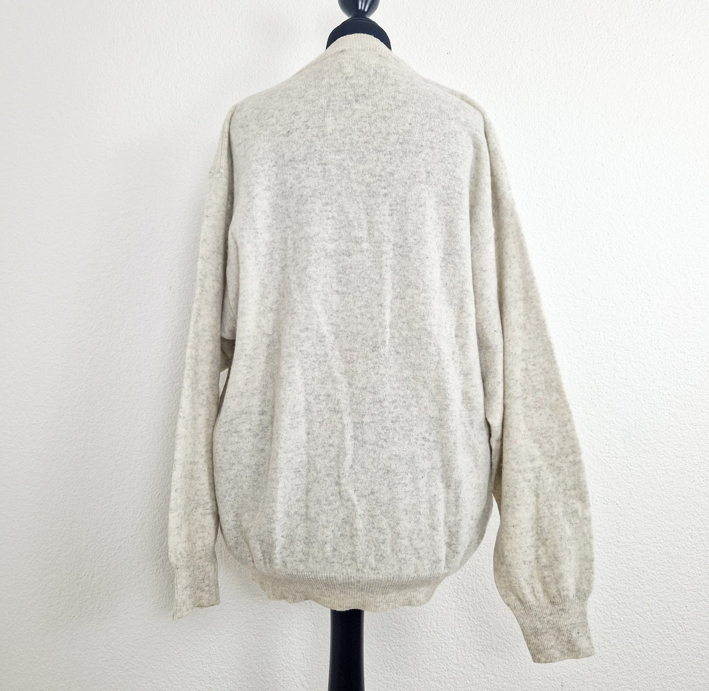 Einzigartiger und nachhaltiger Vintage Cardigan in eierschale. Unique and sustainable vintage cardigan in off-white. Back.