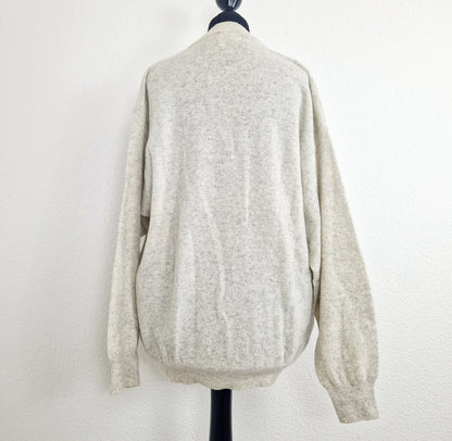 Einzigartiger und nachhaltiger Vintage Cardigan in eierschale. Unique and sustainable vintage cardigan in off-white. Back.