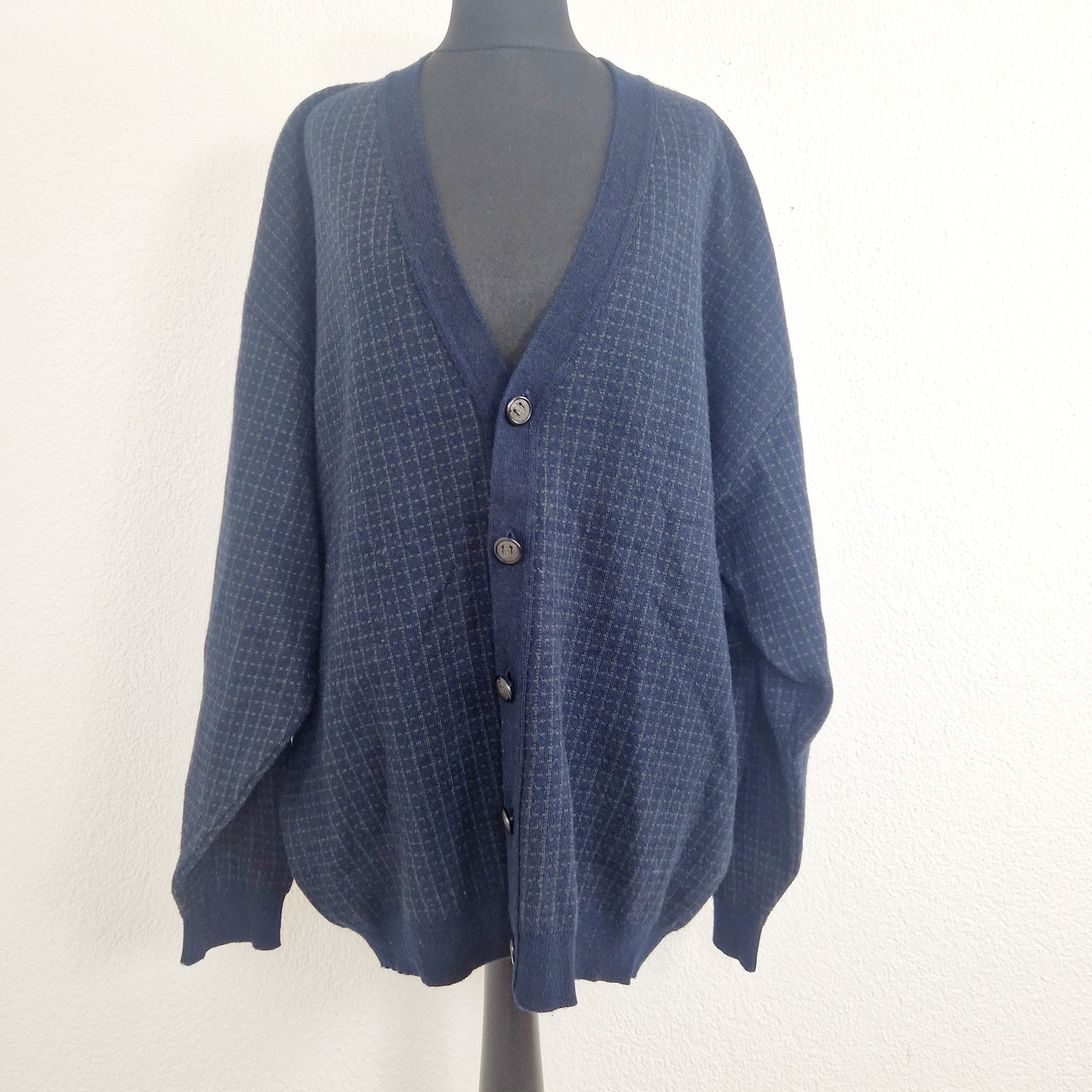 Einzigartiger und nachhaltiger Vintage Cardigan in dunkelblau. Unique and sustainable vintage cardigan in dark blue. Front.