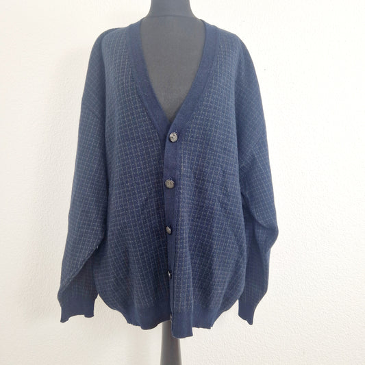 Einzigartiger und nachhaltiger Vintage Cardigan in dunkelblau. Unique and sustainable vintage cardigan in dark blue. Front.