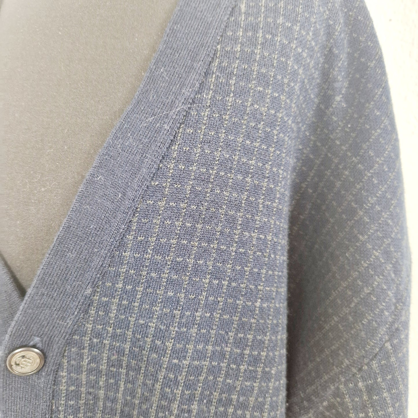 Einzigartiger und nachhaltiger Vintage Cardigan in dunkelblau. Unique and sustainable vintage cardigan in dark blue. Close-up.