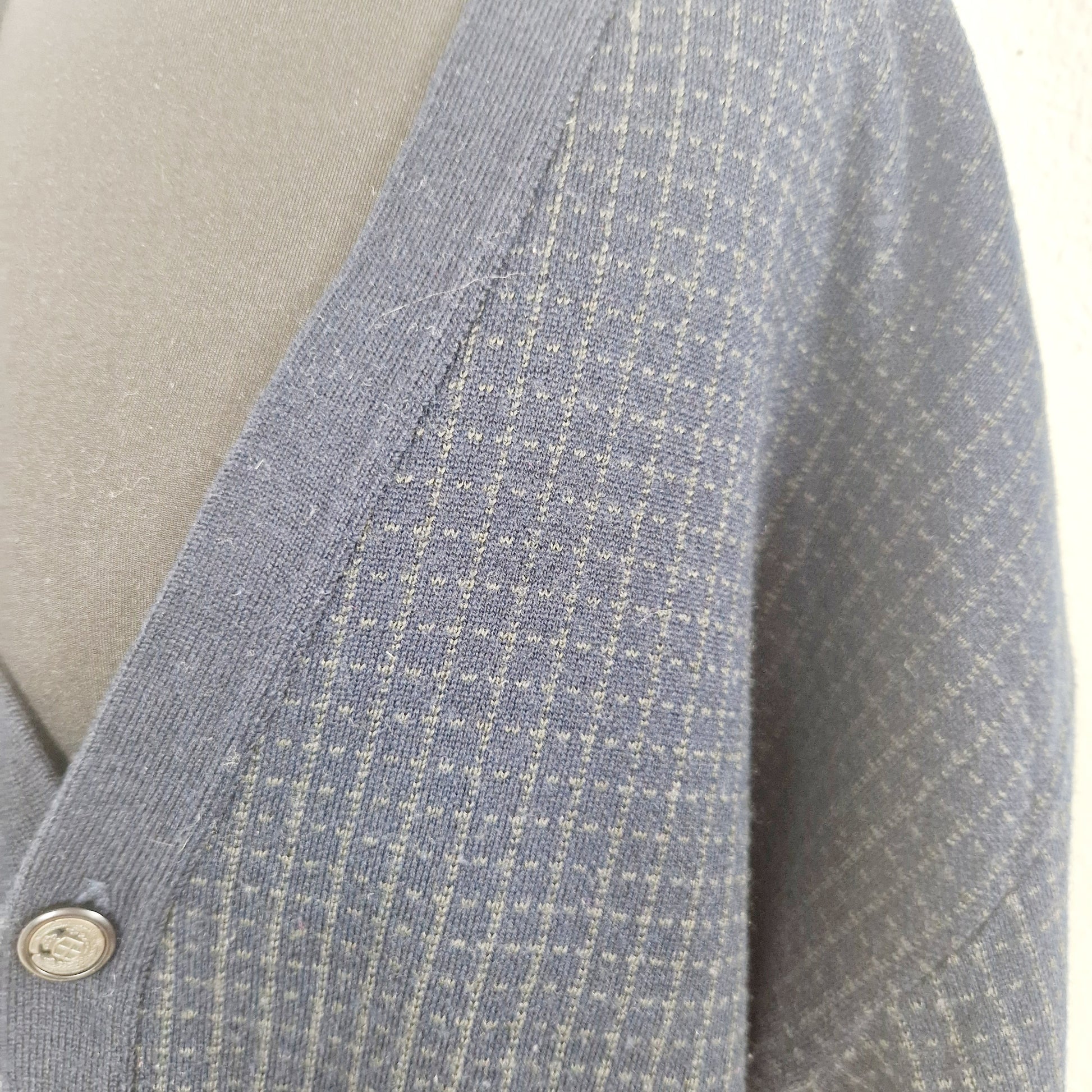 Einzigartiger und nachhaltiger Vintage Cardigan in dunkelblau. Unique and sustainable vintage cardigan in dark blue. Close-up.