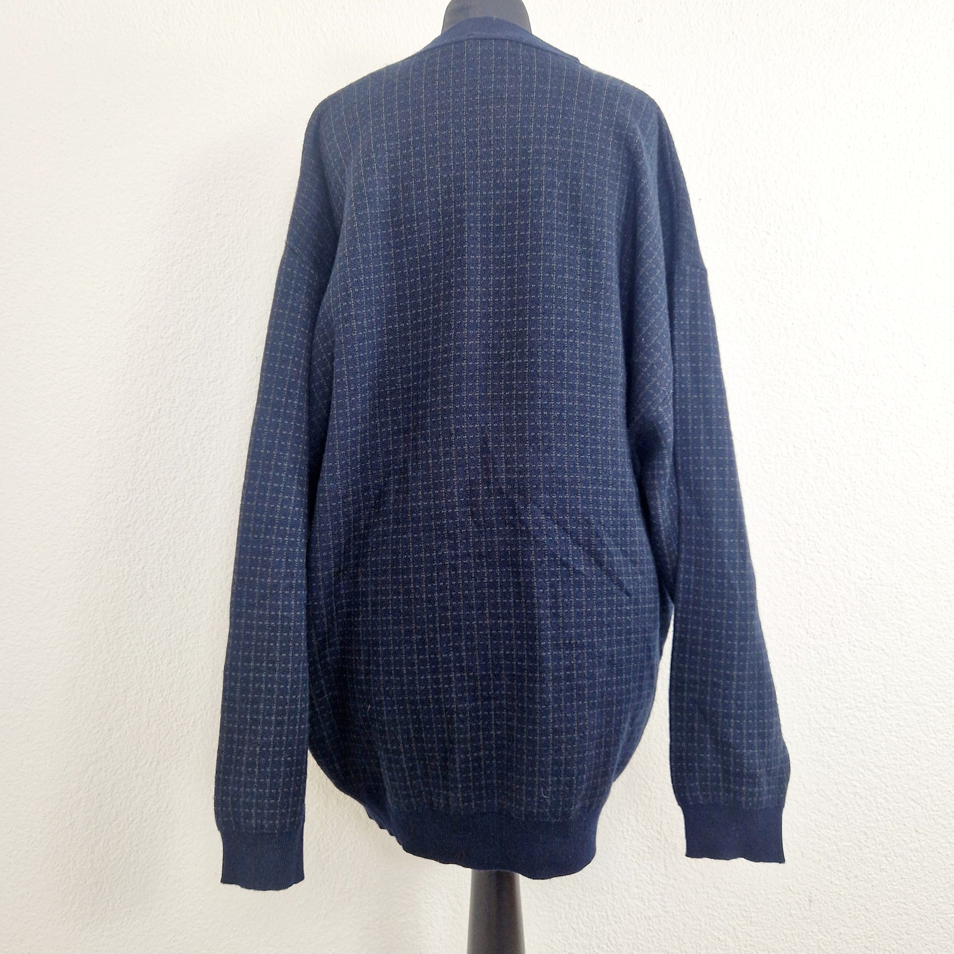Einzigartiger und nachhaltiger Vintage Cardigan in dunkelblau. Unique and sustainable vintage cardigan in dark blue. Back.