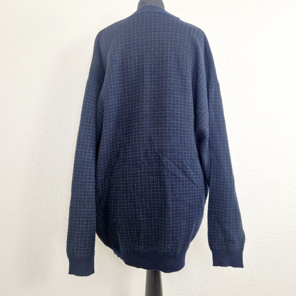 Einzigartiger und nachhaltiger Vintage Cardigan in dunkelblau. Unique and sustainable vintage cardigan in dark blue. Back.