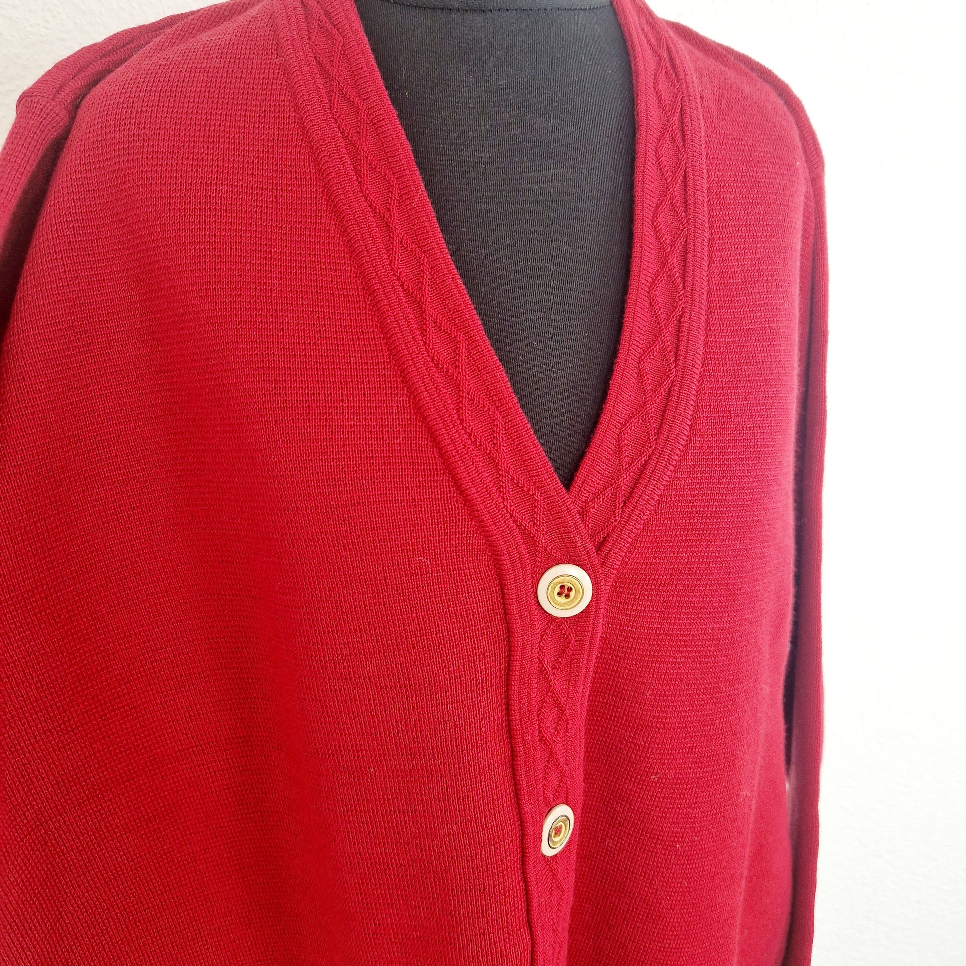 Einzigartiger und nachhaltiger Vintage Cardigan in rot Unique and sustainable vintage cardigan in red. Close-up.